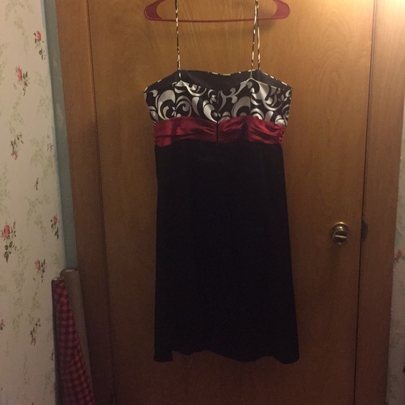 Formal gown - Picture 3 of 3